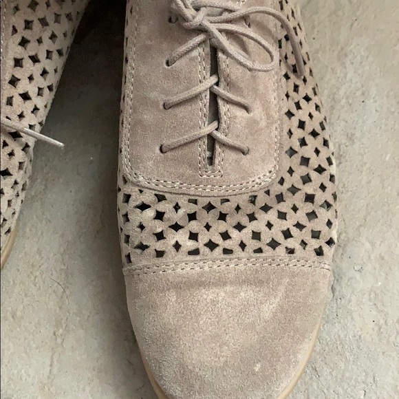 franco sarto taupe perforated lace up Oxford shoes - Picture 13 of 14
